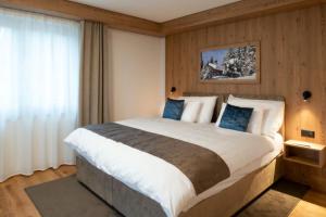 Postel nebo postele na pokoji v ubytování Boutique hôtel Corbetta - SPA 60m2 - La montagne à 5 minutes de l'autoroute A12 aux Paccots sur Montreux - NOUVEAU Loft familial - Profitez du Lac Léman et des montagnes en même temps