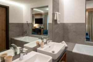 Koupelna v ubytování Boutique hôtel Corbetta - SPA 60m2 - La montagne à 5 minutes de l'autoroute A12 aux Paccots sur Montreux - NOUVEAU Loft familial - Profitez du Lac Léman et des montagnes en même temps
