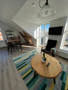 a living room with a coffee table and a dining room at Hygge Loft in Varde