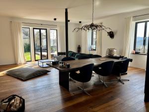 特里爾的住宿－Trierer Heide - Architektur zum wohl fühlen，客厅配有桌子和沙发