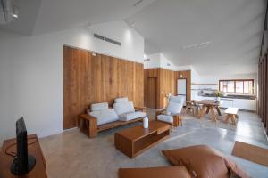 un soggiorno con un divano e un tavolo di Nutnicha river house a Lam Phaya