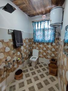 een badkamer met een wastafel en een toilet in een kamer bij Kashmir Homestay in Gulmarg
