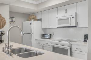 Una cocina o cocineta en Magnolia House 307 At Destin Pointe Resort