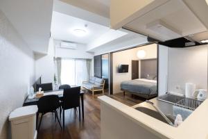 een hotelkamer met een bed en een eetkamer bij Ocean Shinsaibashi in Osaka