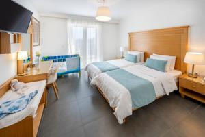 Un pat sau paturi într-o cameră la Peridis Family Resort