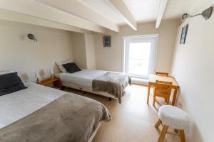 um quarto com 2 camas e uma janela em B&B Lanterfanters' em Nieuwpoort