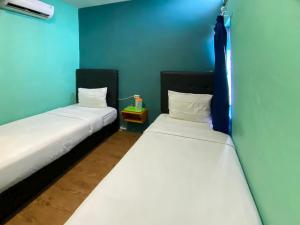 Giường trong phòng chung tại Sentosa Jaya Guest House near RS Hermina Medan RedPartner