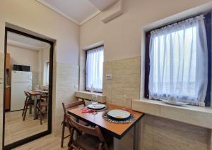 una cucina e una sala da pranzo con tavolo e sedie di Laroka House Arty and Cosy studio Universitate Center a Bucarest Altre 9 foto