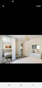 zdjęcie sypialni z łóżkiem i łazienką w obiekcie Villa Teresa w mieście Trappeto