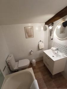 Sérignac-sur-GaronneにあるLogis Hotel Le Prince Noirの白いバスルーム(トイレ、シンク付)