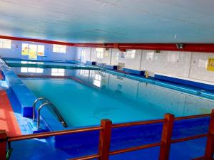 a large swimming pool with blue water at Skye Breaks in Sheerness
