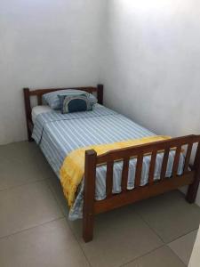 1 dormitorio con 1 cama con marco de madera en Le Kato Lux Rodrigues, en Rodrigues Island