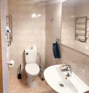 ein Badezimmer mit einem weißen WC und einem Waschbecken in der Unterkunft Klinikų apartamentai in Kaunas