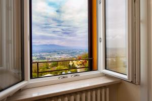 una finestra con vista sulla città di Hotel Sacro Cuore a Perugia