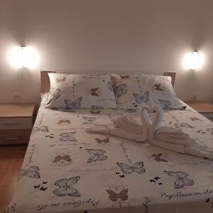 ein Bett mit zwei Schwänen darauf gemacht in der Unterkunft Apartments Kaić 1045 in Pula