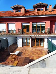 a building with a patio and a balcony at Apartamento con terraza in Comillas