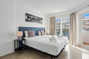 ein Schlafzimmer mit einem großen Bett und einem großen Fenster in der Unterkunft Golf course view apartment Ref 198 in Fuengirola
