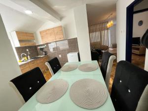 Bosanska Dubica的住宿－Apartman MS，餐桌、椅子和厨房