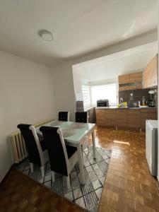 een keuken met een tafel en stoelen in een kamer bij Apartman MS in Bosanska Dubica