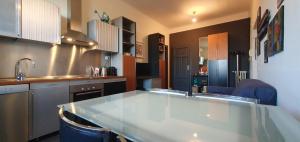 uma grande cozinha com uma grande bancada branca em BnButler - Aselli, 14 - Comodo e Luminoso em Milão