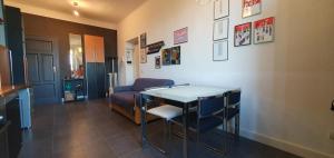 uma sala de estar com uma mesa e um sofá em BnButler - Aselli, 14 - Comodo e Luminoso em Milão