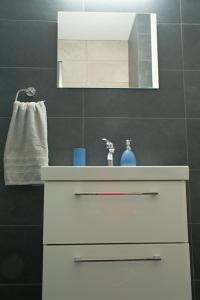 Strovolos的住宿－ALEX APARTMENT，浴室设有白色水槽和镜子