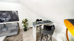 a living room with a table and a couch at 2,5-Zimmer inkl Arbeitsplatz, WLAN & free Netflix, Amazon-Free Parken vollausgestattete Wohnung, 24h Check In in Hamm