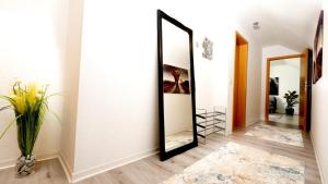 a hallway with a large mirror in a room at 2,5-Zimmer inkl Arbeitsplatz, WLAN & free Netflix, Amazon-Free Parken vollausgestattete Wohnung, 24h Check In in Hamm