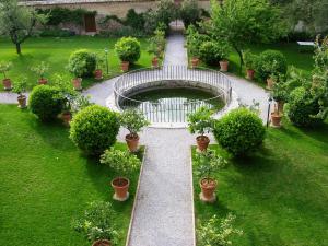 Monastero Sant'Anna in Camprena外面的花园