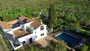 una vista aérea de una casa con piscina en La Fuente Retreat en Lecrin