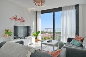 Telewizja i/lub zestaw kina domowego w obiekcie Sukha Apartments by NRAS