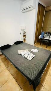 um quarto com uma cama com duas toalhas em Logement rénové en résidence, climatisé, terrasse em Sanary-sur-Mer