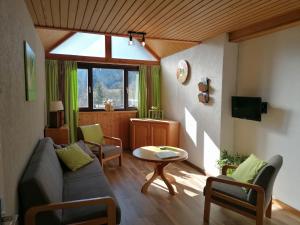 a living room with a couch and a table at Haus Holunder Weissbriach in Weissbriach