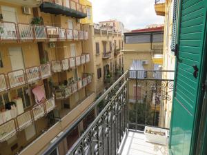 una vista da un balcone di edifici di TRISOLE Palermo a Palermo