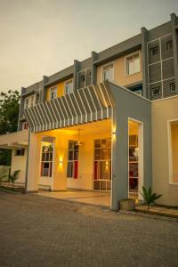 ein Haus mit einer beleuchteten Vorderseite in der Unterkunft Inkaba Resort & Conference Centre Kilifi in Kilifi