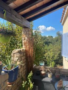 Vonkajšia záhrada v ubytovaní Jolie maison dans village médiéval. Bouchet
