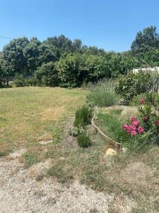 Vonkajšia záhrada v ubytovaní Jolie maison dans village médiéval. Bouchet