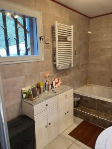 Kúpeľňa v ubytovaní Jolie maison dans village médiéval. Bouchet