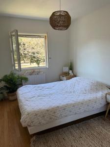 Posteľ alebo postele v izbe v ubytovaní Jolie maison dans village médiéval. Bouchet + 24 fotografií
