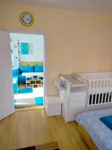 Alinik Apartment في صوفيا: غرفة نوم مع سرير وغرفة معيشة
