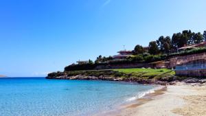 una spiaggia con una casa su una collina vicino all'oceano di My Cretan Village by Go4sea a Chorafakia