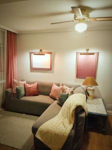 uma sala de estar com um sofá com almofadas em Piso 1km de Salinas em Raíces