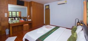 リペ島にあるマウンテイン リゾート コ レペのベッドルーム1室(ベッド1台付)、バスルーム(シンク付)