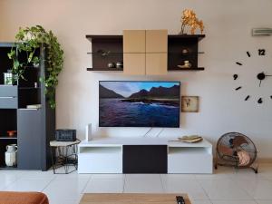 TV a/nebo společenská místnost v ubytování Cozy 2 Bedroom Apartment in Costa Adeje