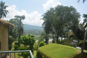 una vista desde el balcón de una casa en Oruthota Chalets, en Kandy