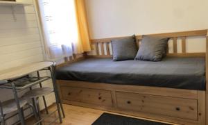 ein Schlafzimmer mit einem Holzbett und einem Fenster in der Unterkunft Tiszavirág Panzió és Üdülőközpont in Tiszafüred