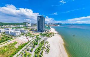 vistas aéreas a la playa y a los edificios en À La Carte Halong Bay en Ha Long