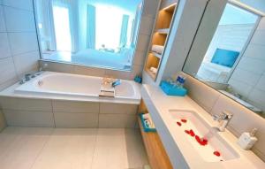 baño con bañera y espejo grande en À La Carte Halong Bay en Ha Long