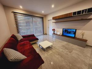TV a/nebo společenská místnost v ubytování Ocean Blue Apt4 luxurious, modern Apt at Zonqor Pt