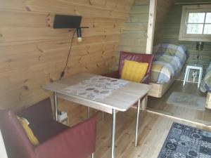 a room with a table and chairs and a bed at Luxe glamping "De Steenuil" met sauna in Volkel